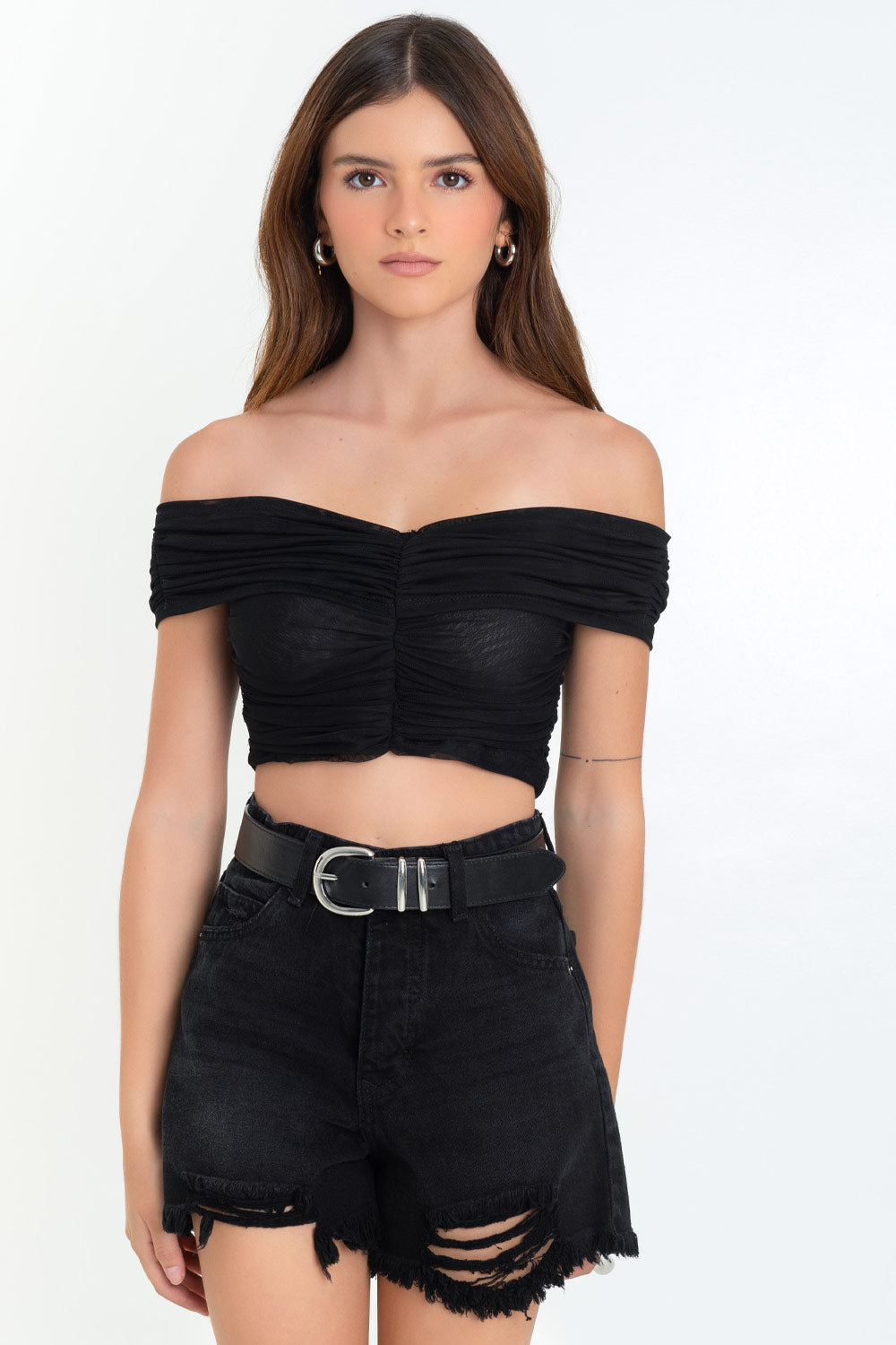 Crop top de mesh plisado, fit ajustado, hombros descubiertos, escote v con plisados frontales y manga corta seguida.