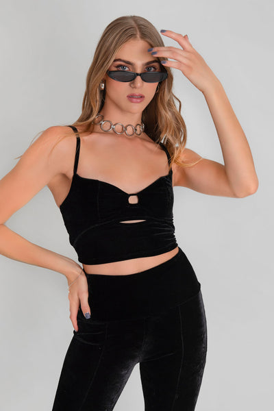 Crop top de terciopelo, fit ajustado, escote v con plisados, cut outs frontales, cortes decorativos y tirantes delgados ajustables. Cierre posterior con broche.