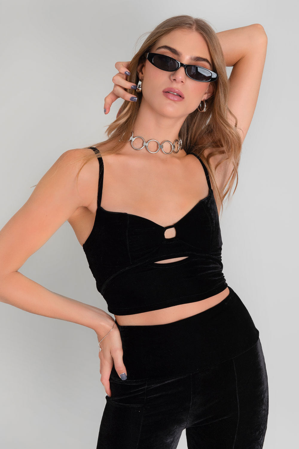 Crop top de terciopelo, fit ajustado, escote v con plisados, cut outs frontales, cortes decorativos y tirantes delgados ajustables. Cierre posterior con broche.