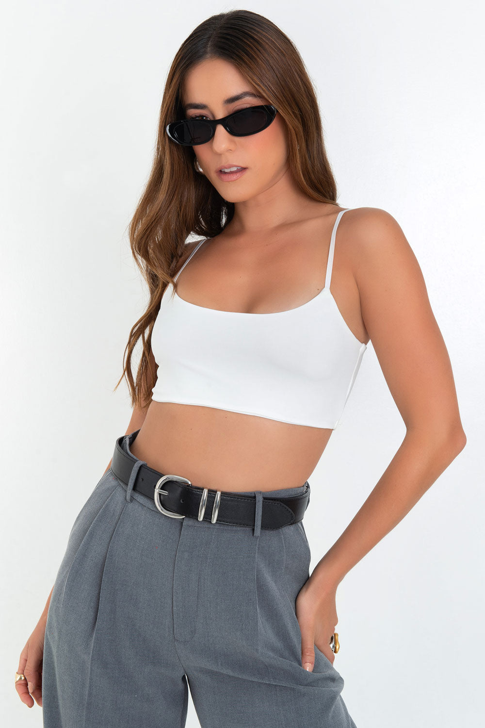 Crop top de fit ajustado, escote redondo y tirantes delgados ajustables.