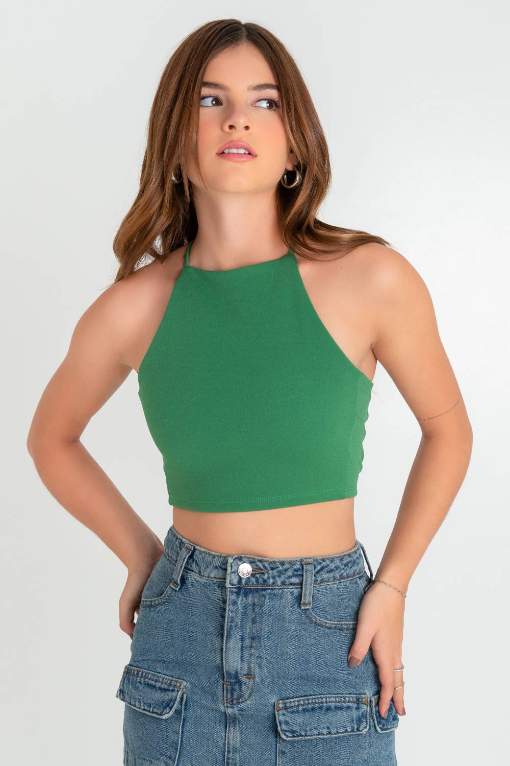 Crop top de fit ajustado, cuello halter con tirantes delgados cruzados, escote en espalda y jareta ajustable posterior.