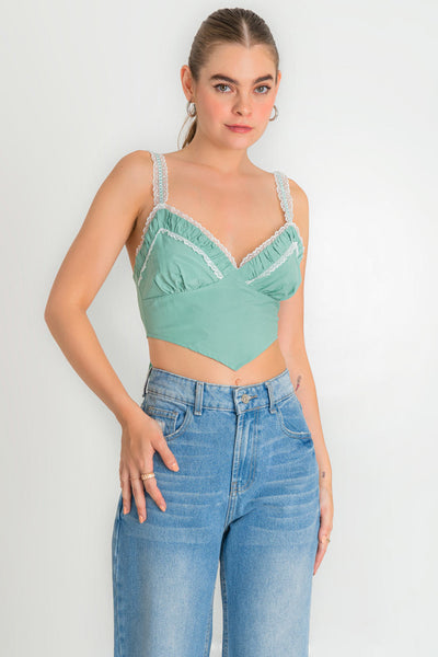 Crop top de escote corazón con plisados y encaje en borde, tirantes delgados ajustables con encaje, bajo v frontal y cierre posterior con nudo amarrable.