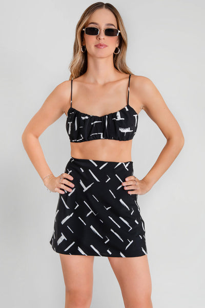 Crop top estampado de fit ajustado, escote v redondeado con detalles plisados, tirantes delgados ajustables y trabilla elástica plisado en espalda.