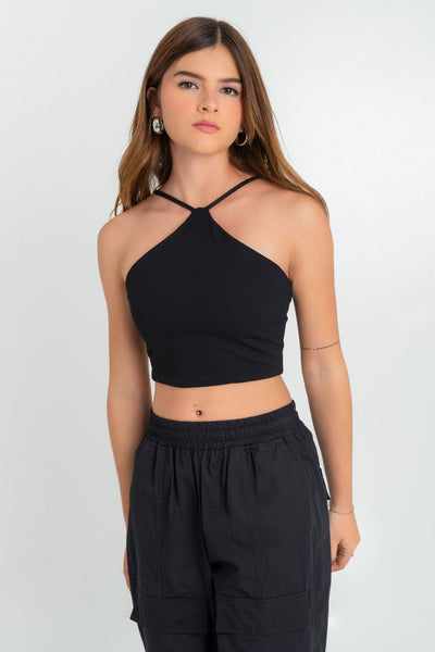 Crop top de cuello halter con tirantes delgados ajustables, fit ajustado y cierre posterior con cremallera visible en contraste.  Tallas y medidas