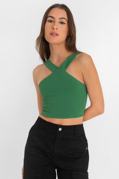 Crop top de cuello halter v con tirantes, fit ajustado y cierre posterior con cremallera visible en contraste.