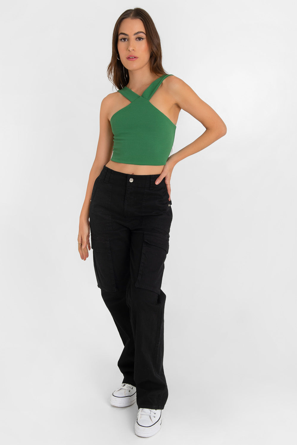 Crop top de cuello halter v con tirantes, fit ajustado y cierre posterior con cremallera visible en contraste.