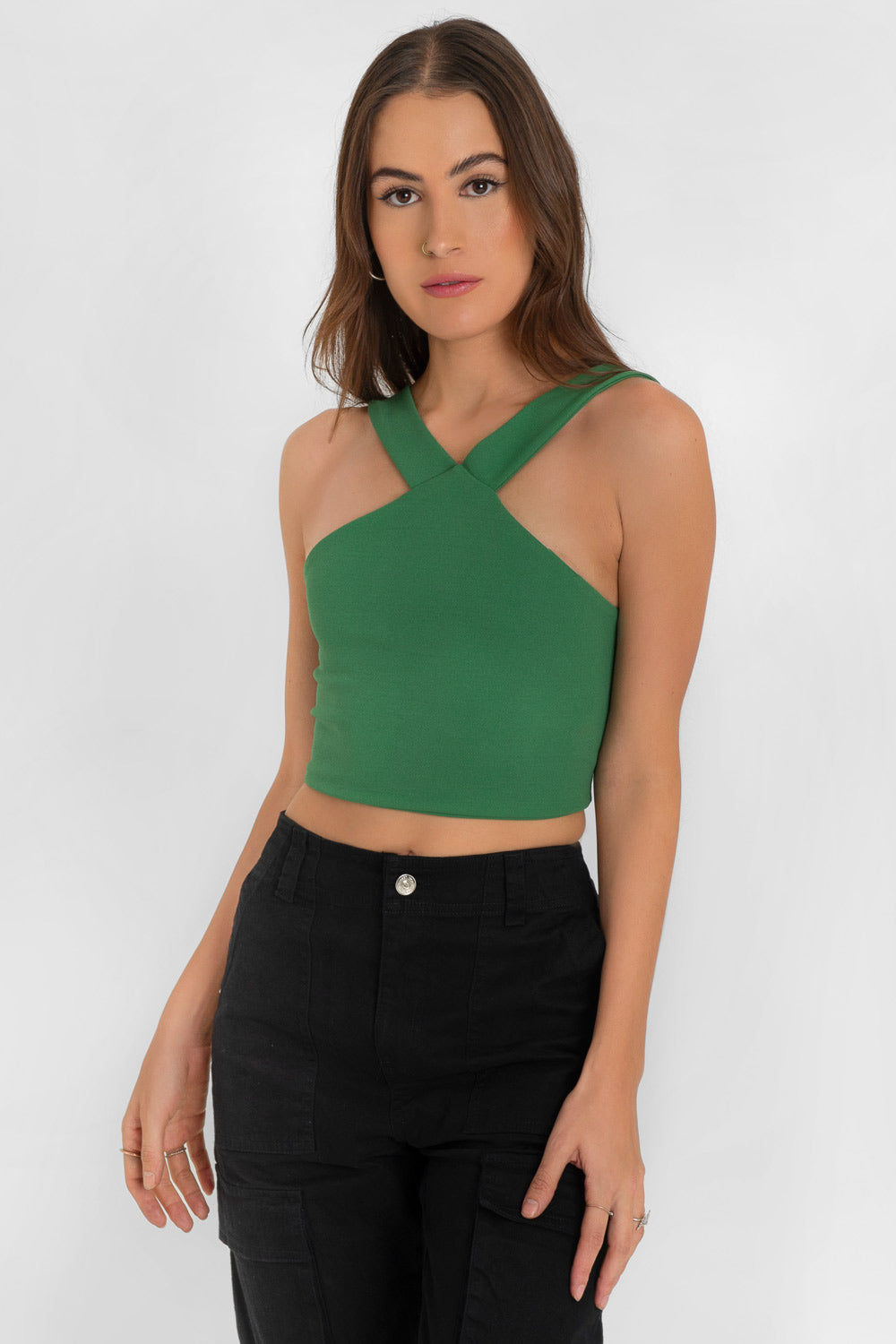 Crop top de cuello halter v con tirantes, fit ajustado y cierre posterior con cremallera visible en contraste.