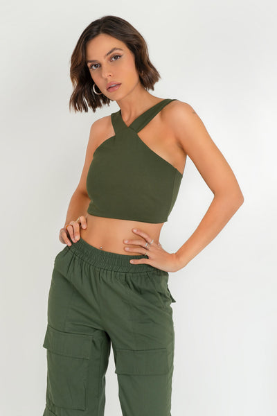 Crop top de cuello halter v con tirantes, fit ajustado y cierre posterior con cremallera visible en contraste.