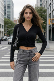 Crop top canalé de fit ajustado, escote v cruzado, plisados en costados y manga larga.