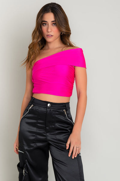 Crop top satinado asimétrico de fit ajustado, escote diagonal con una manga corta, hombros descubiertos y detalle de plisado en costados.