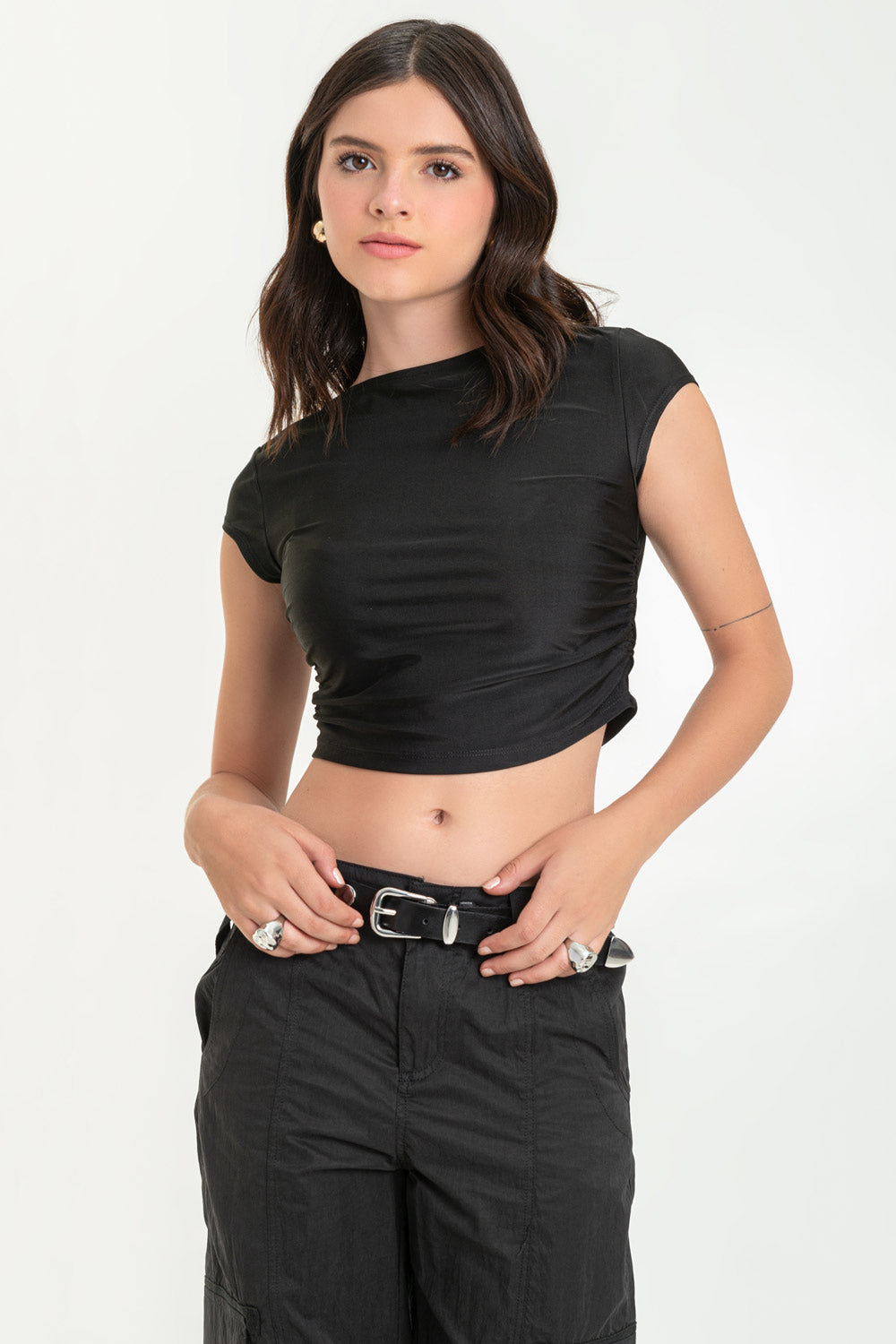 Crop top satinado de fit ajustado, cuello barco, manga corta y plisados en costados.