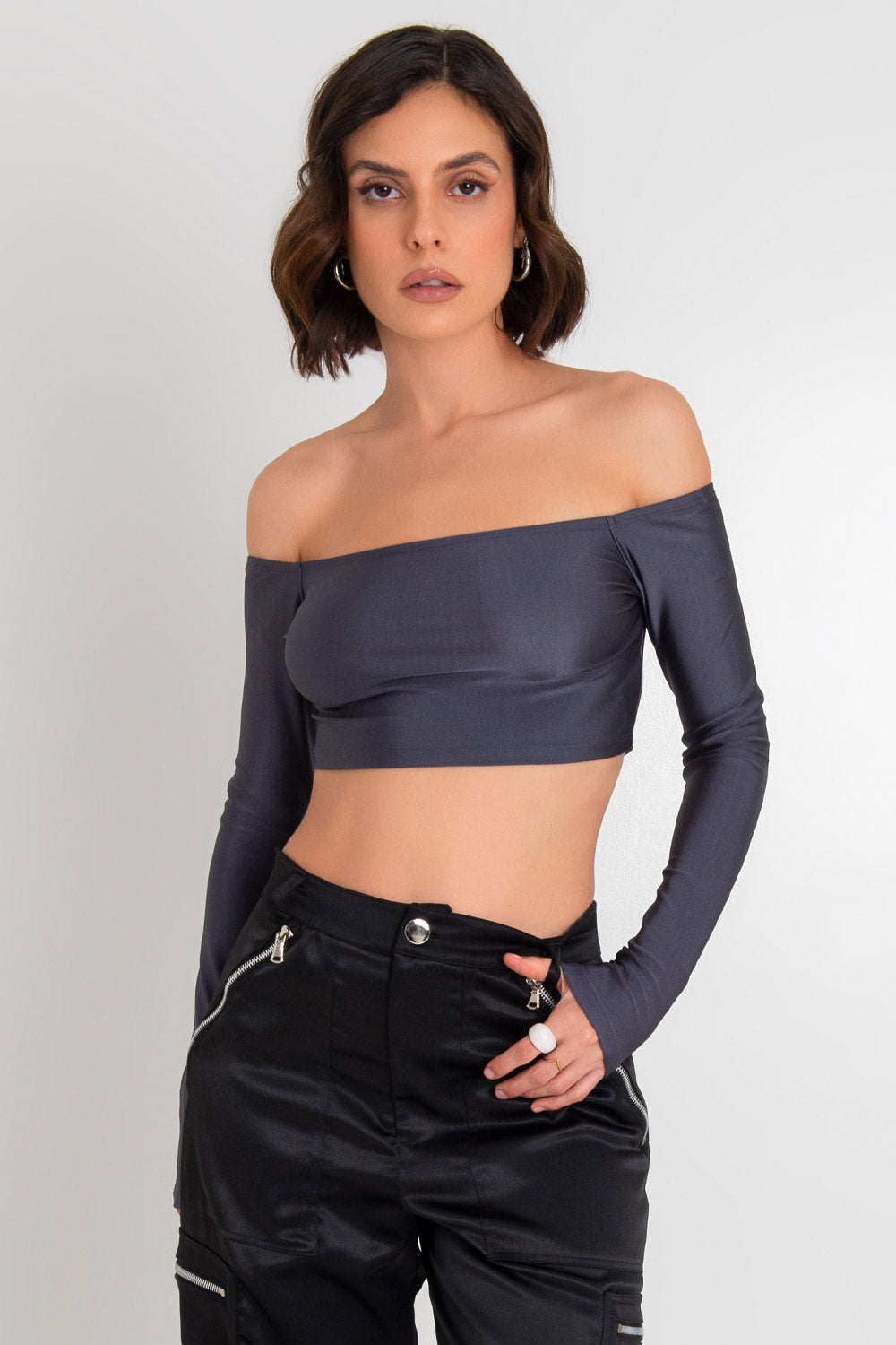 Crop top satinado de fit ajustado, hombros descubiertos, manga larga y escote recto.