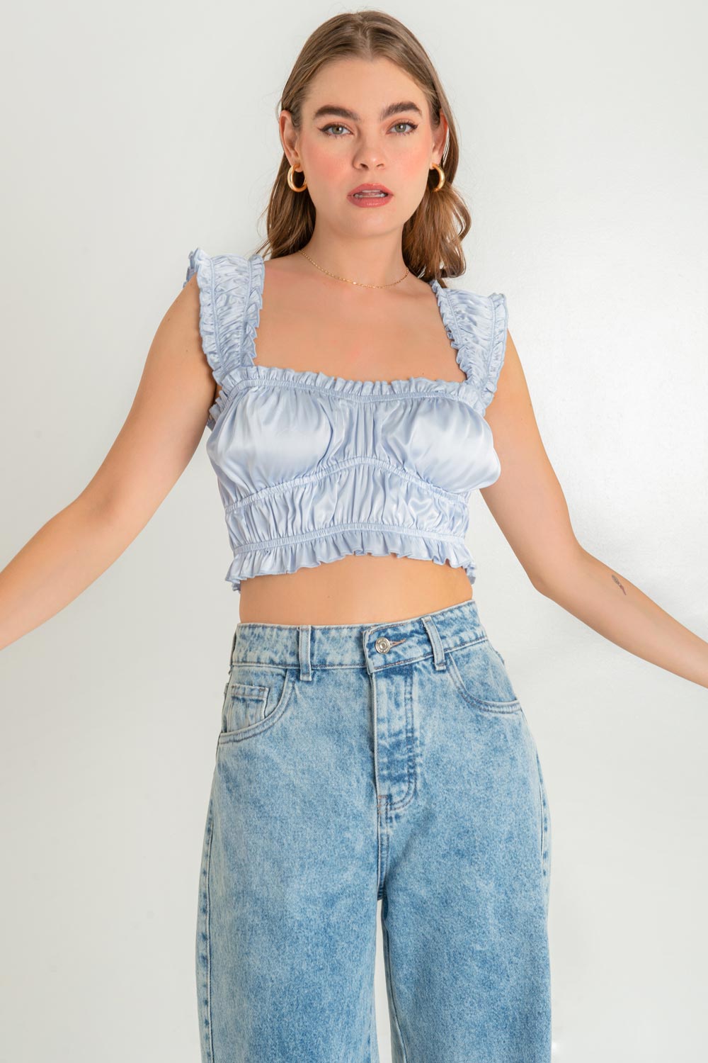 Crop top satinado plisado, de fit ajustado, tirantes con olanes en bordes, escote corazón con bordes y detalles plisados con rib elástico en talle.