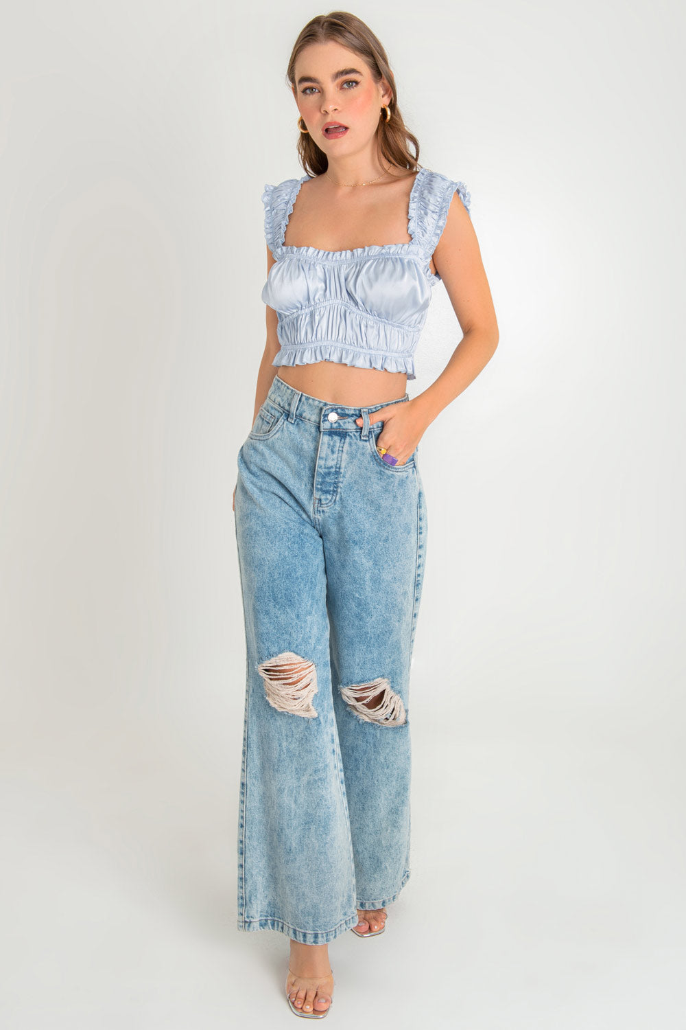 Crop top satinado plisado, de fit ajustado, tirantes con olanes en bordes, escote corazón con bordes y detalles plisados con rib elástico en talle.