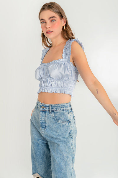 Crop top satinado plisado, de fit ajustado, tirantes con olanes en bordes, escote corazón con bordes y detalles plisados con rib elástico en talle.