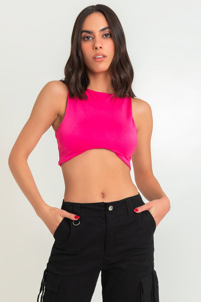 Crop top satinado de fit ajustado, sin mangas, cuello redondo y bajo frontal curveado.