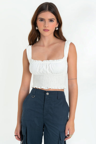 Crop top de fit ajustado, sin mangas, tirantes con rib elástico, escote cuadrado con plisados, rib con olanes, fruncido en cintura y bajo con olanes en borde.