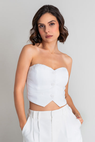 Crop top tubo de fit ajustado, strapless, escote corazón, bolsillos decorativos frontales con vivos y cierre frontal con hilera de botones.