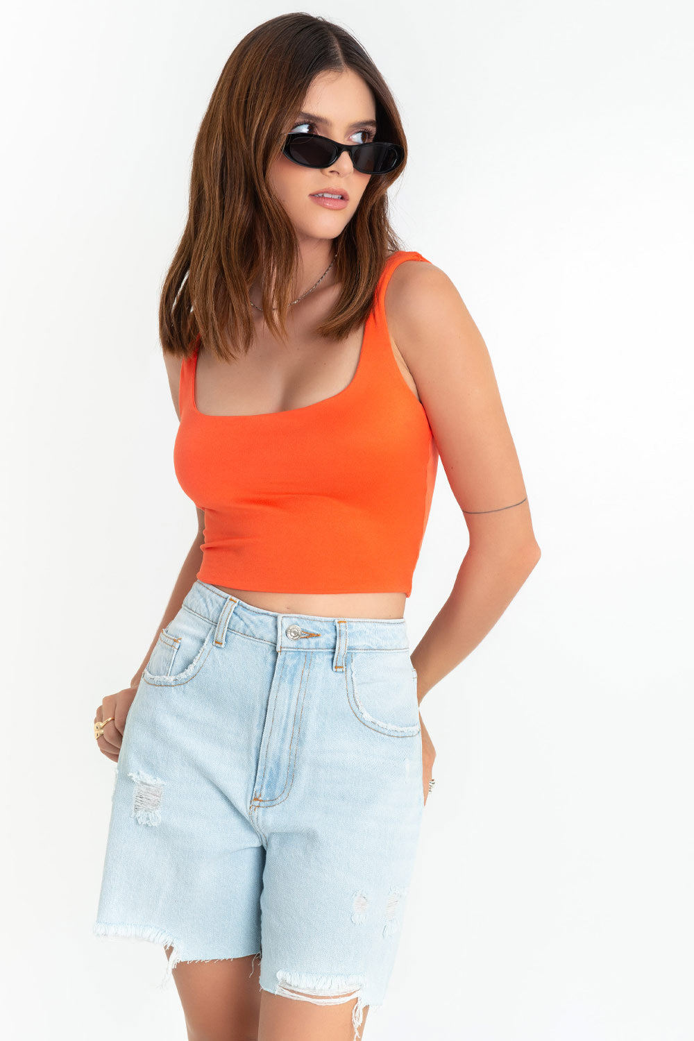 Crop top de tirantes, escote cuadrado y fit ajustado.