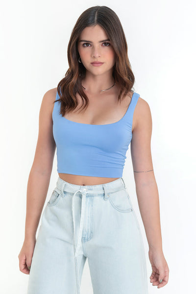 Crop top de tirantes, escote cuadrado y fit ajustado.