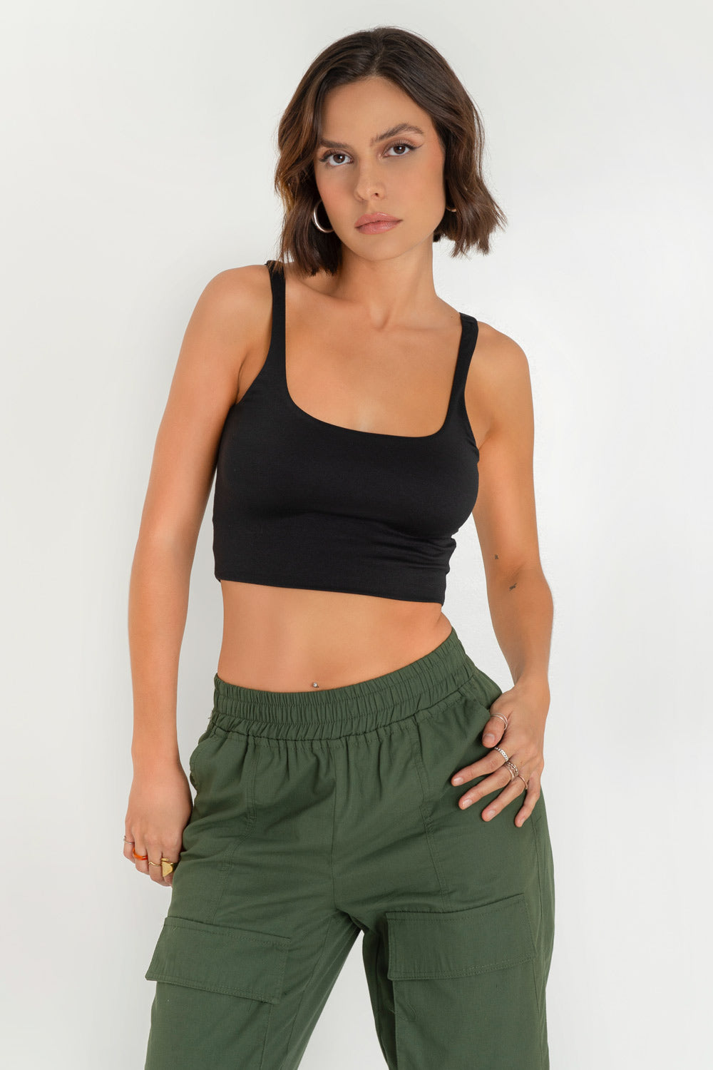 Crop top de tirantes, escote cuadrado y fit ajustado.