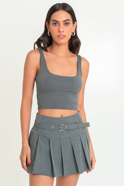 Crop top de tirantes, escote cuadrado y fit ajustado.