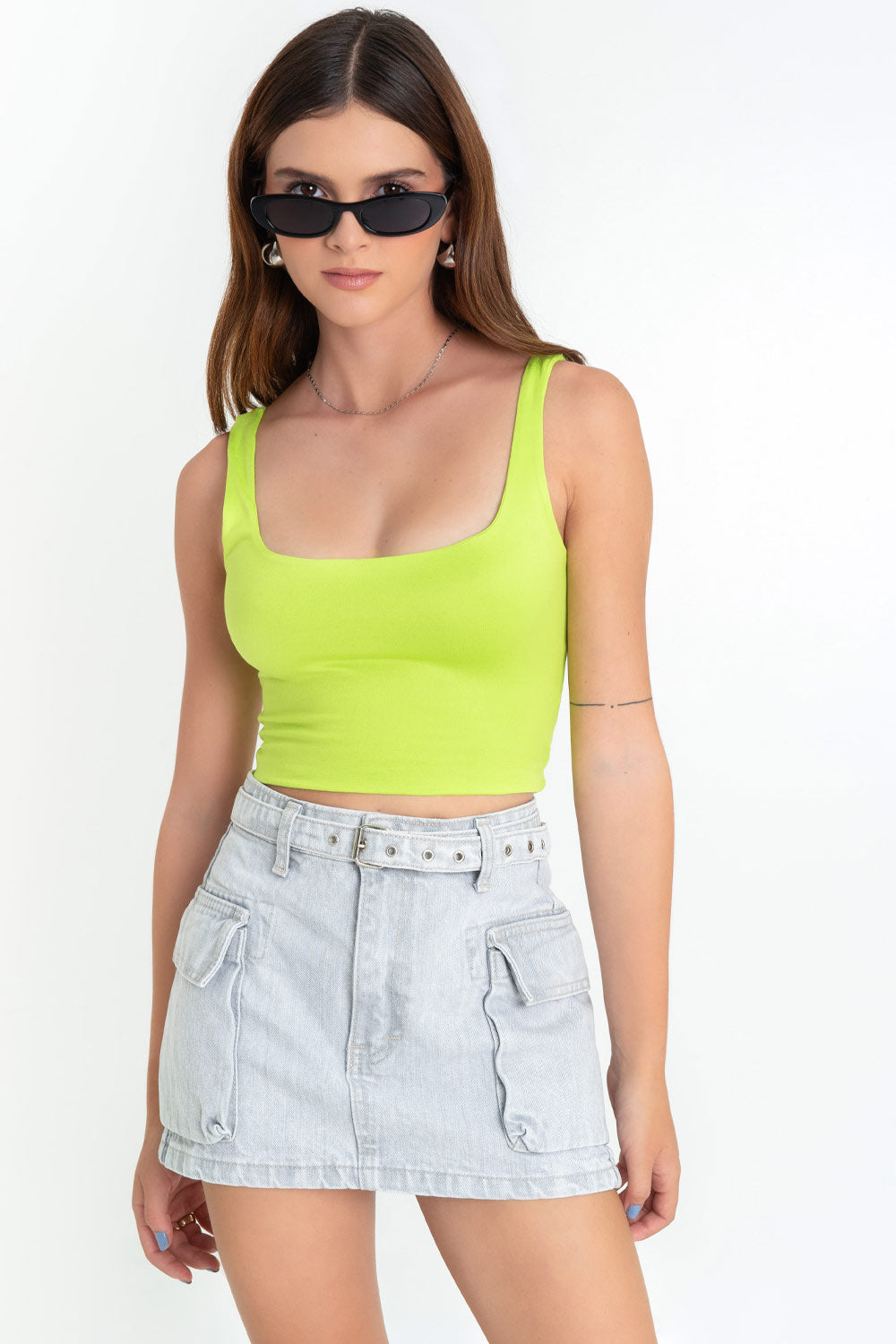 Crop top de tirantes, escote cuadrado y fit ajustado.