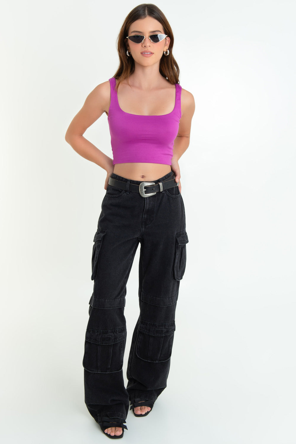 Crop top de tirantes, escote cuadrado y fit ajustado.