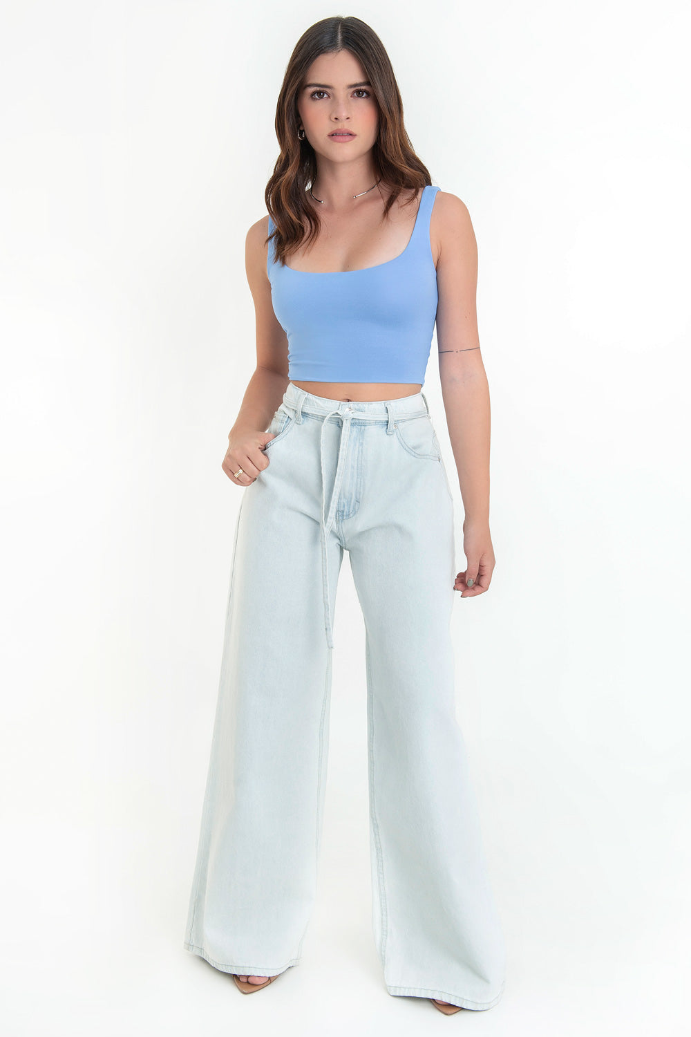 Crop top de tirantes, escote cuadrado y fit ajustado.