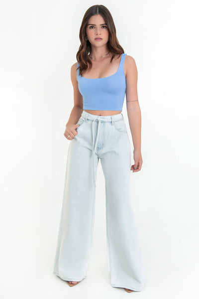 Crop top de tirantes, escote cuadrado y fit ajustado.