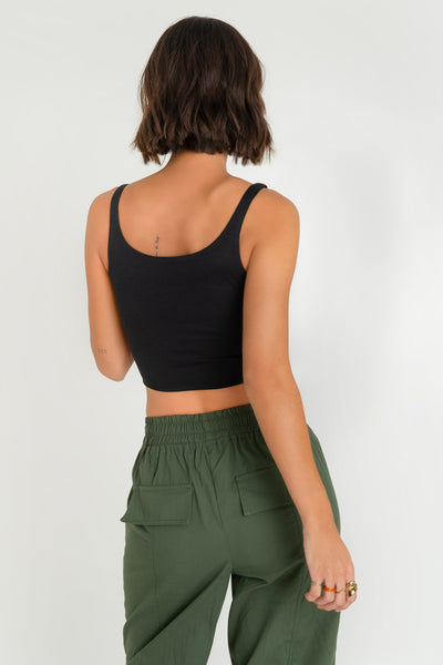 Crop top de tirantes, escote cuadrado y fit ajustado.