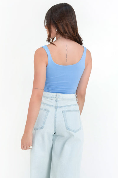 Crop top de tirantes, escote cuadrado y fit ajustado.