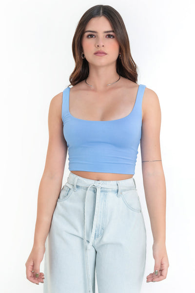 Crop top de tirantes, escote cuadrado y fit ajustado.