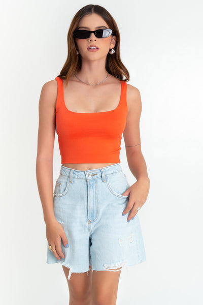 Crop top de tirantes, escote cuadrado y fit ajustado.