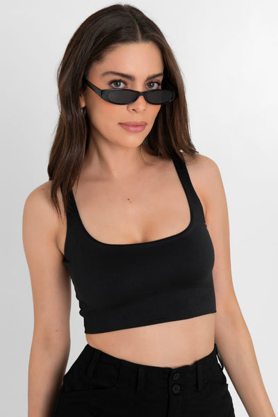Crop top de tirantes, cuello redondo y fit ajustado.