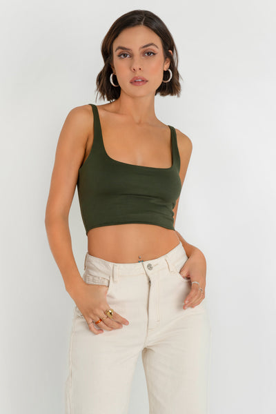 Crop top de tirantes, cuello redondo y fit ajustado.