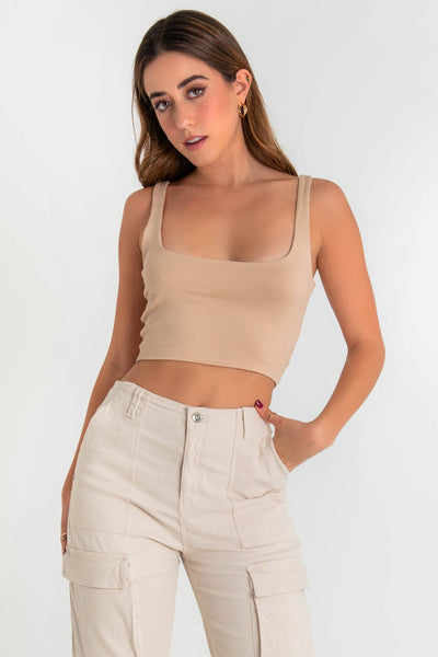 Crop top de tirantes, cuello redondo y fit ajustado.