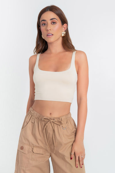 Crop top de tirantes, cuello redondo y fit ajustado.