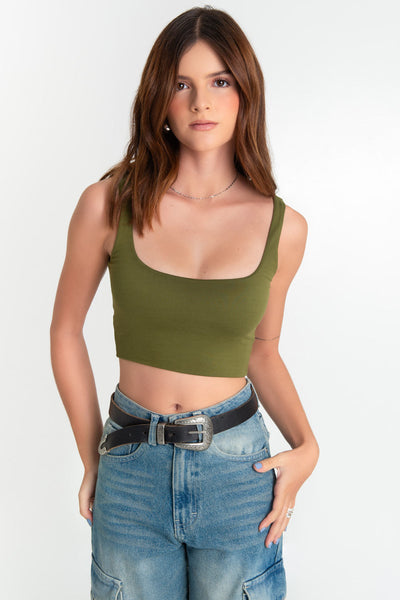 Crop top de tirantes, cuello redondo y fit ajustado.