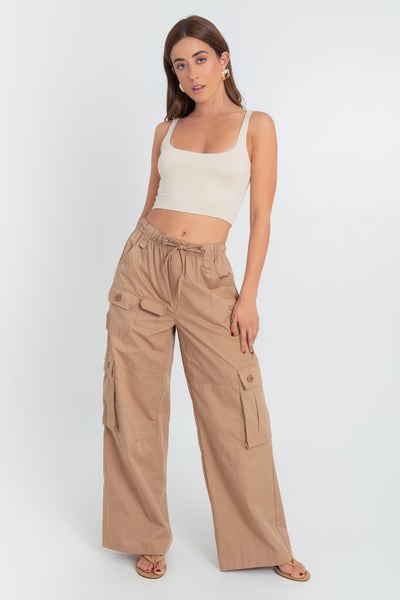 Crop top de tirantes, cuello redondo y fit ajustado.