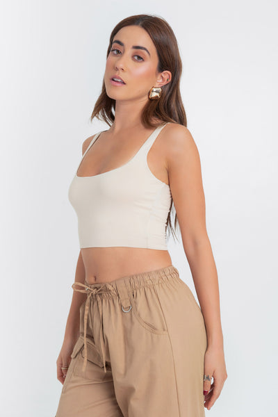 Crop top de tirantes, cuello redondo y fit ajustado.