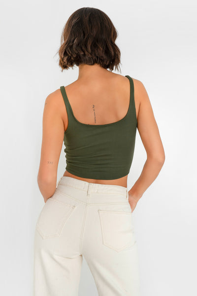 Crop top de tirantes, cuello redondo y fit ajustado.