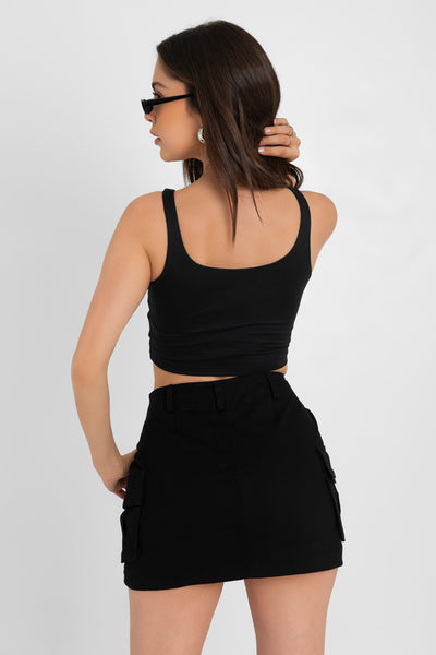 Crop top de tirantes, cuello redondo y fit ajustado.