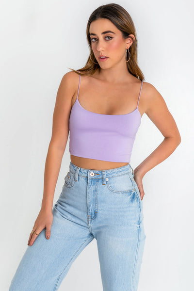 Crop top de fit ajustado, escote redondo y tirantes delgados elásticos.