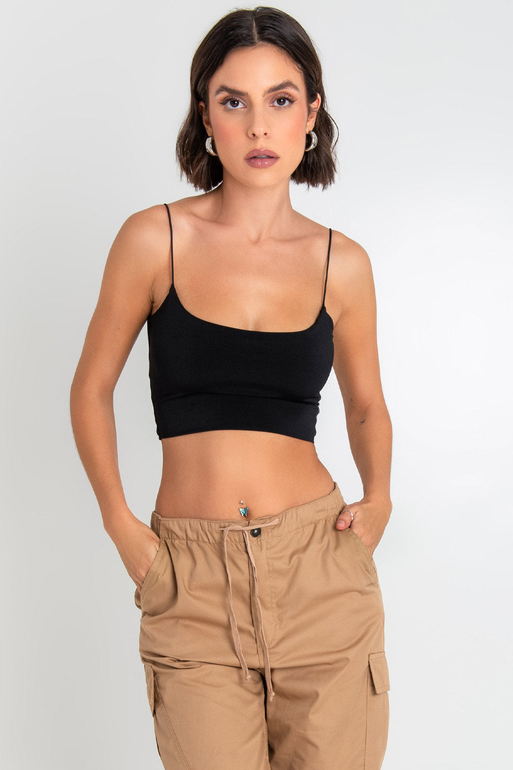 Crop top de fit ajustado, escote redondo y tirantes delgados elásticos.