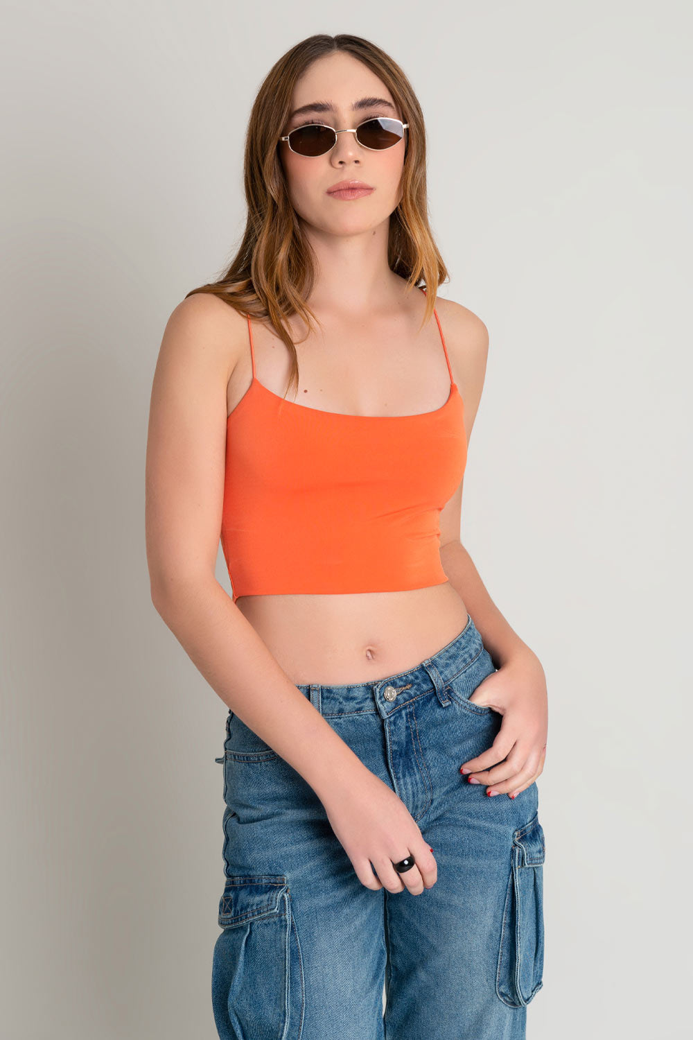 Crop top de fit ajustado, escote redondo y tirantes delgados elásticos.