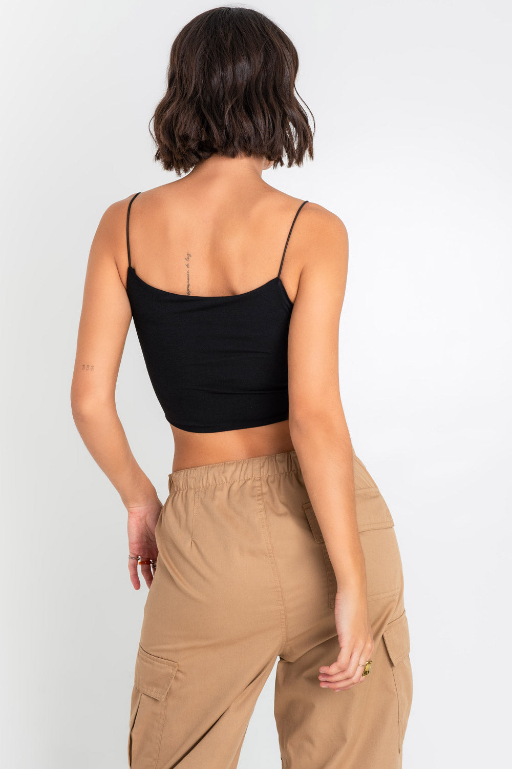 Crop top de fit ajustado, escote redondo y tirantes delgados elásticos.