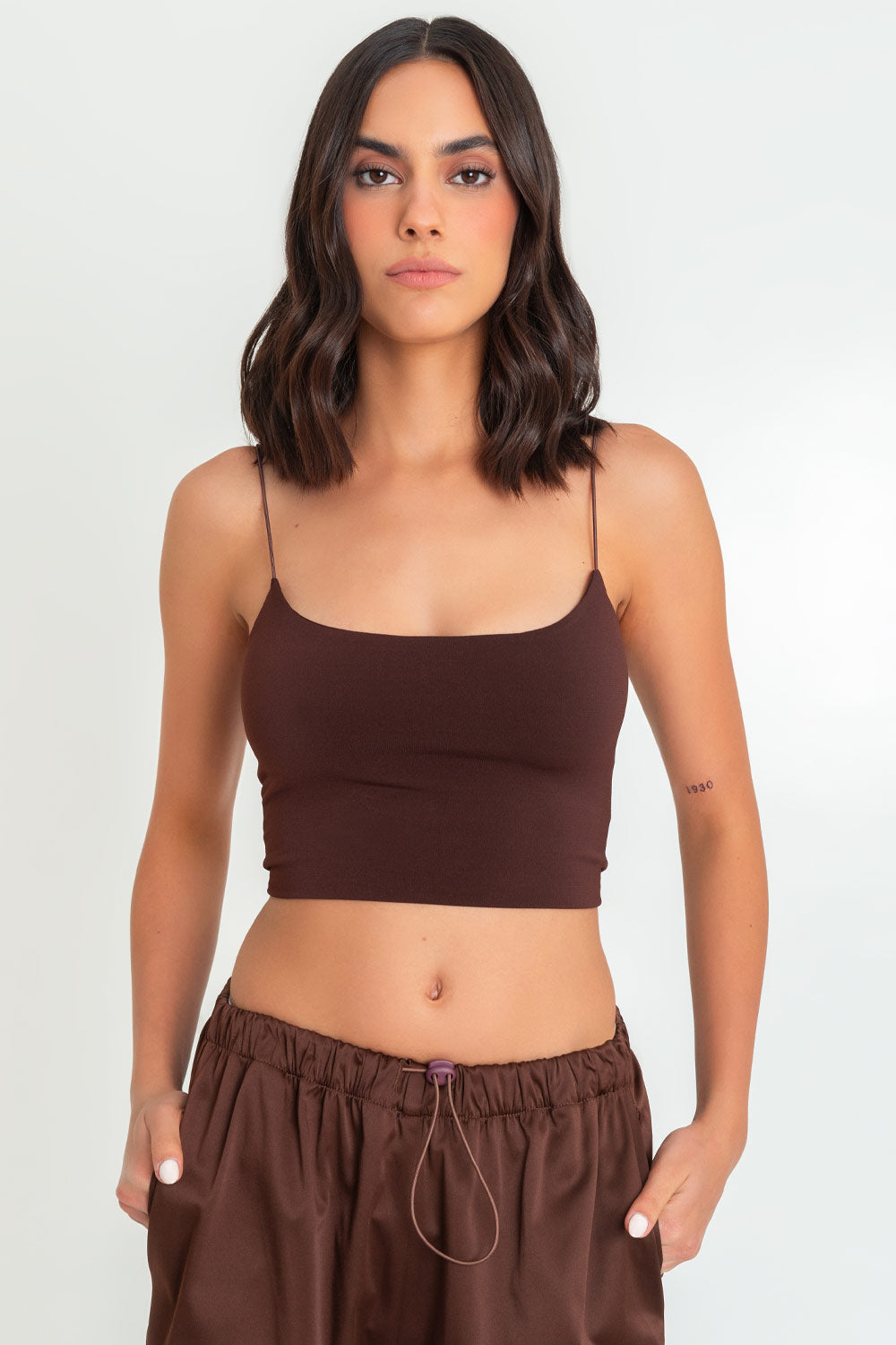 Crop top de fit ajustado, escote redondo y tirantes delgados elásticos.