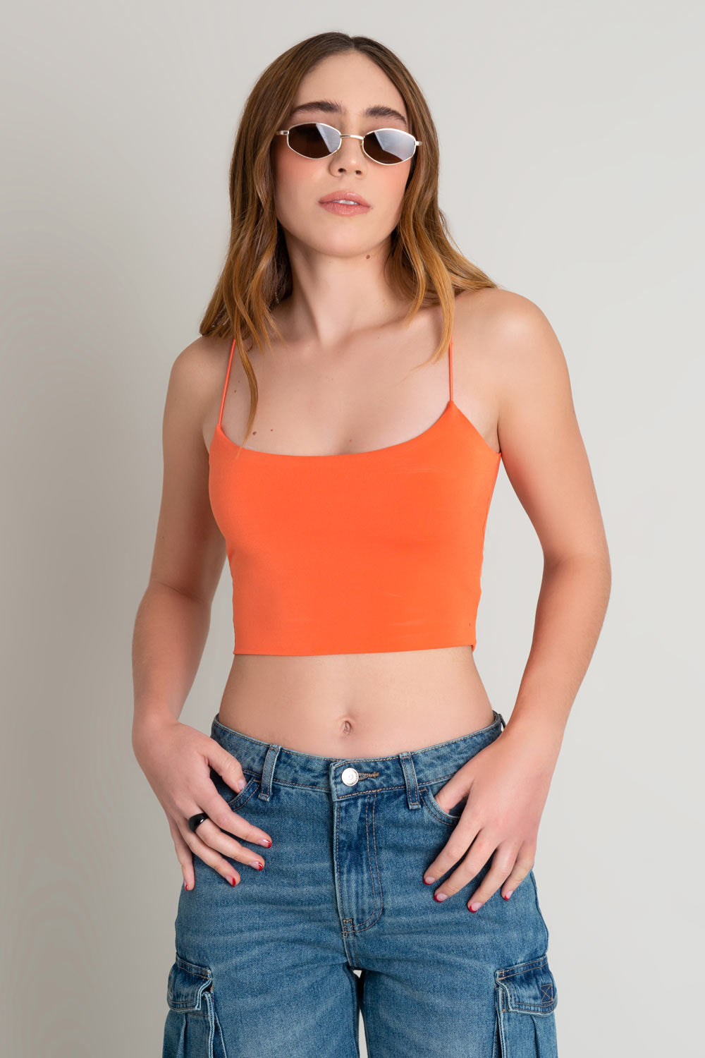 Crop top de fit ajustado, escote redondo y tirantes delgados elásticos.