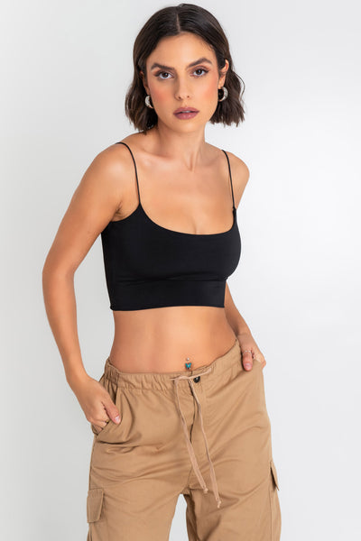 Crop top de fit ajustado, escote redondo y tirantes delgados elásticos.